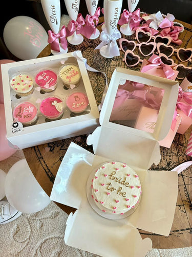 Кръгла бяла торта с златен надпис 'bride to be' - декорация за моминско парти