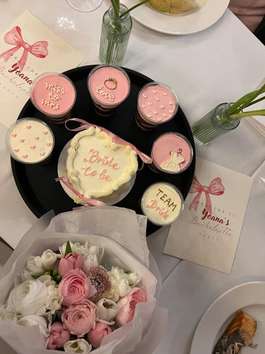Бяла торта сърце с кремав кант и панделки, надпис Bride to be