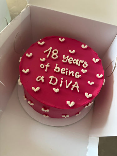 Кръгла розова торта с надпис '18 years of being a DiVA'