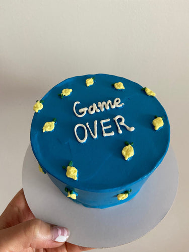 Кръгла синя торта с рисунка и надпис Game OVER