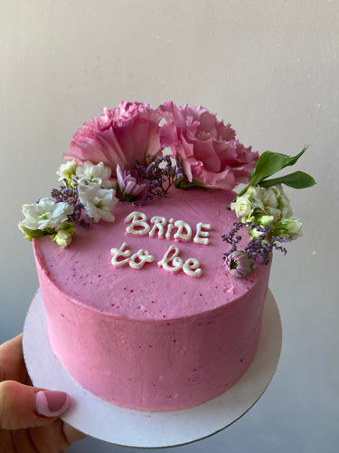 Кръгла розова торта с надпис Bride to be за моминско парти