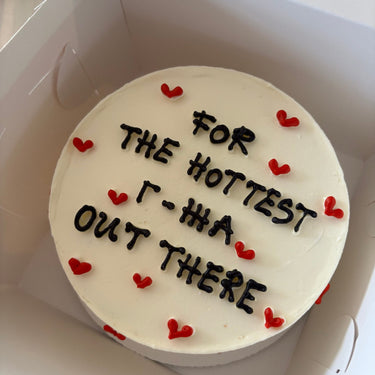 Round white cake with the message FOR THE HOTTEST MRS OUT THERE