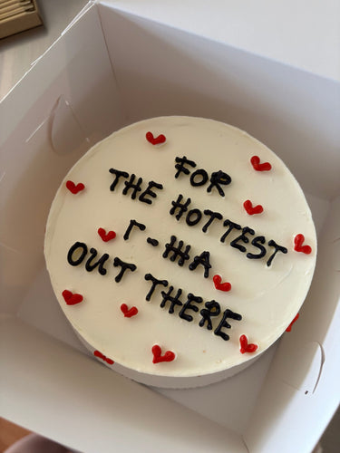 Кръгла бяла торта с надпис FOR THE HOTTEST Г-ЖА OUT THERE