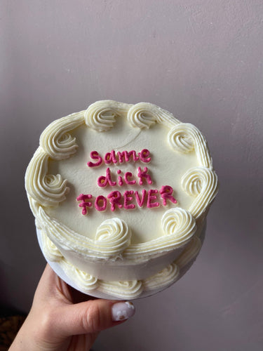Кръгла бяла торта с кремав кант и надпис "same dick FOREVER".