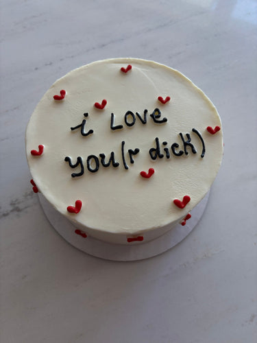 Кръгла кремава торта с ръчна рисунка и надпис 'i Love you(r dick)'