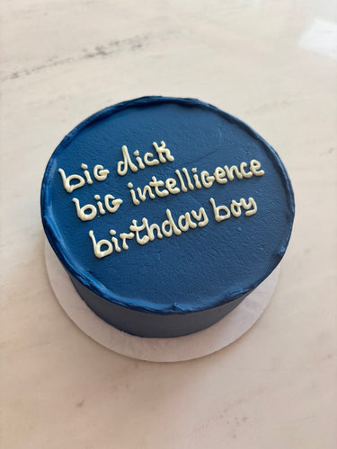 Кръгла торта в морскосиньо с надпис 'big dick big intelligence birthday boy'