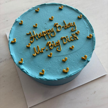 Кръгла торта с бебешко синя глазура и златен надпис "Happy B-day Mr. Big Dick".