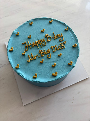 Кръгла торта с бебешко синя глазура и златен надпис "Happy B-day Mr. Big Dick".