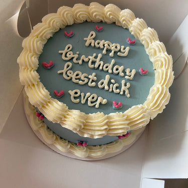Кръгла торта с бебешко синя глазура, кремав кант и надпис 'happy birthday best dick ever'