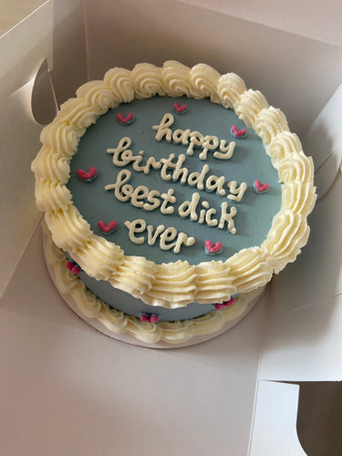 Кръгла торта с бебешко синя глазура, кремав кант и надпис 'happy birthday best dick ever'