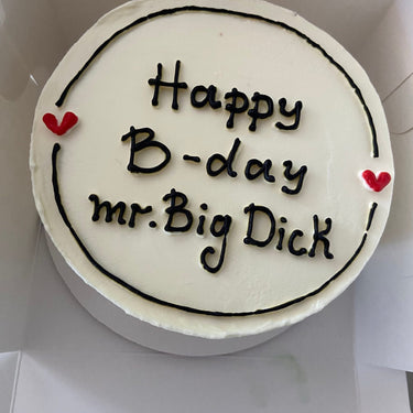 Кръгла торта с бяла глазура, рисунка и надпис Happy B-day mr.Big Dick!