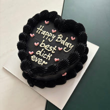 Черна торта във форма на сърце с кремав кант и надпис Happy Bday best dick ever