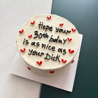 Кръгла бяла торта с надпис 'Hope your 30th bday is as nice as your Dick'