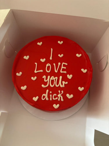 Кръгла червена торта с надпис "I LOVE you dick" отгоре, без допълнителна украса.