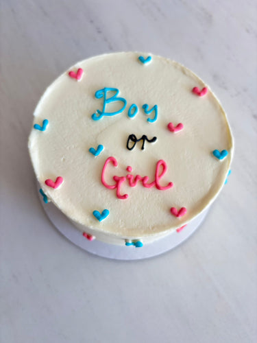 Кръгла кремава торта с надпис Boy or Girl за разкриване на пола.