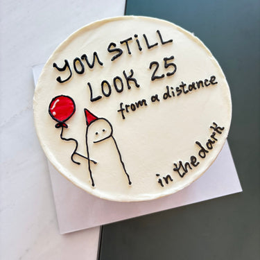 Кръгла бяла торта с рисунка и надпис "you STiLL LOOK 25 from a distance in the dark"