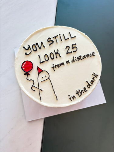 Кръгла бяла торта с рисунка и надпис "you STiLL LOOK 25 from a distance in the dark"