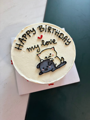 Кръгла бяла торта с ръчна рисунка и надпис Happy Birthday my love.