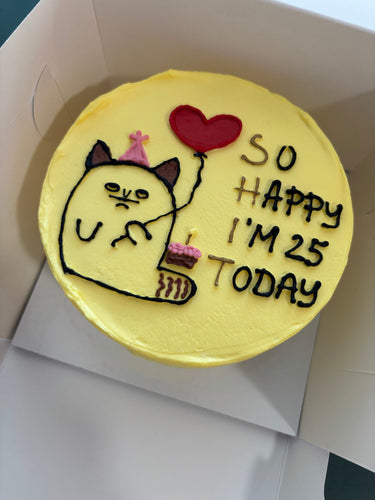 Кръгла жълта торта с рисунка на сърдита котка и надпис SO HAPPY I'M - TODAY