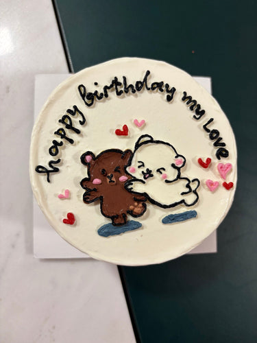 Кръгла бяла торта с ръчна рисунка и надпис "happy birthday my love"