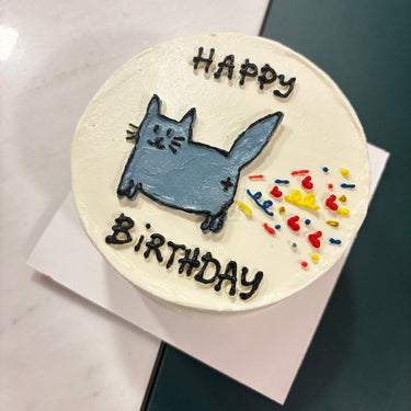 Кръгла бяла торта с рисунка на коте и надпис HAPPY BiRTHDAY