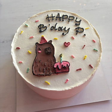 Бяла кръгла торта с рисунка на мече и надпис Happy B'day P.