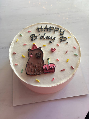 Бяла кръгла торта с рисунка на мече и надпис Happy B'day P.
