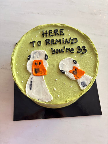 Кръгла зелена торта с рисунка на патици, перлена украса и надпис HERE To REMiND you're 33.