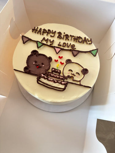Кръгла бяла торта с ръчна рисунка на мече и надпис HAPPY BIRTHDAY My Love.