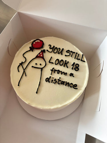Кръгла бяла торта с рисунка и надпис "YOU STILL LOOK 18 from a distance"