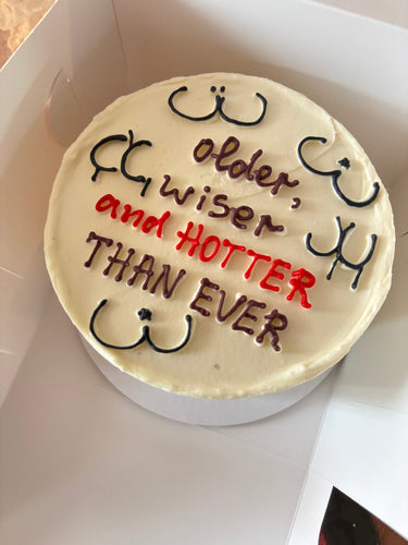 Кръгла бяла торта с рисунка и надпис older, wiser and HOTTER THAN EVER