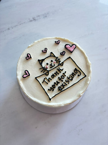 Кръгла кремава торта с ръчна рисунка и кремав декоративен кант. Надпис: Thank you for existing.