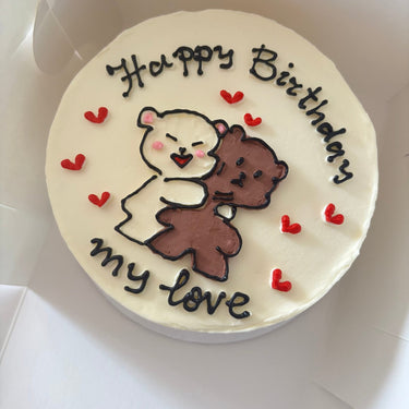 Кръгла бяла торта с ръчна рисунка и надпис Happy Birthday my love