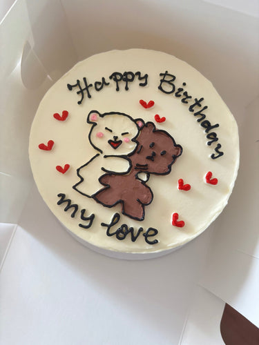 Кръгла бяла торта с ръчна рисунка и надпис Happy Birthday my love