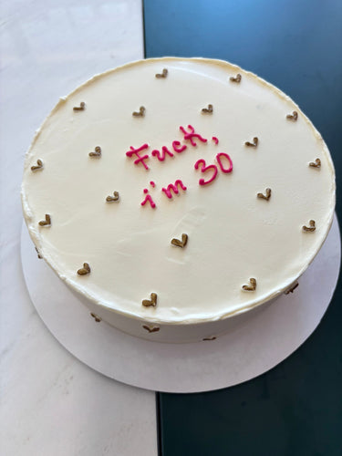 Кръгла кремава торта с златен надпис 'Fuck, i'm 30'