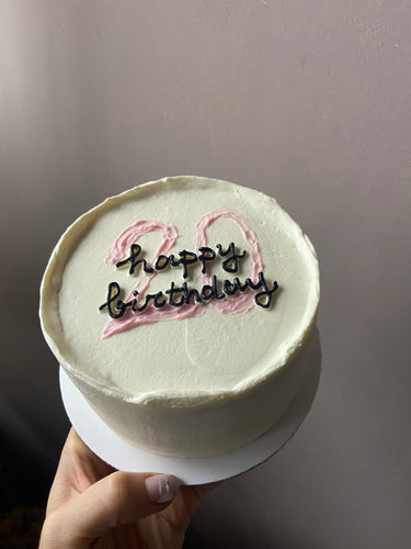 Кръгла бяла торта с надпис '20 Happy Birthday'