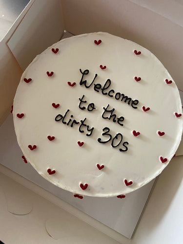 Кръгла бяла торта с надпис Welcome to the dirty 30s