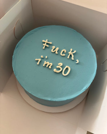 Кръгла торта с бебешко синя глазура и надпис "Fuck I'm 30"