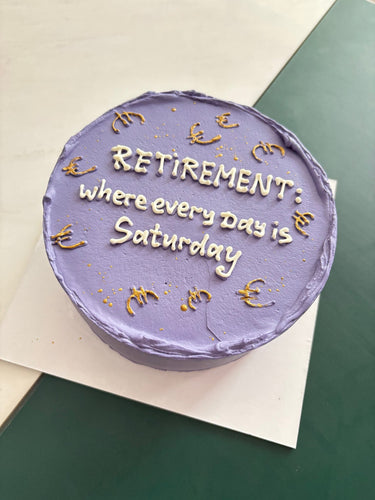 Кръгла люлякова торта със златен надпис RETIREMENT: where every Day is Saturday.