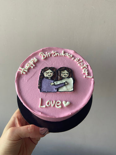 Кръгла розова торта с ръчна рисунка и надпис 'Happy Birthday, Sister! Love' със сърце.