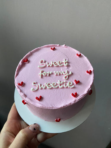 Кръгла розова торта с надпис Sweet for my Sweetie.