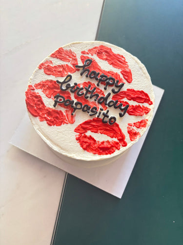Кръгла бяла торта с надпис 'happy birthday papasito'