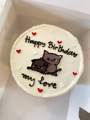 Кръгла бяла торта с ръчна рисунка и надпис Happy Birthday my love