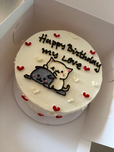 Кръгла бяла торта с рисунка на влюбени котенца и надпис Happy Birthday my Love.