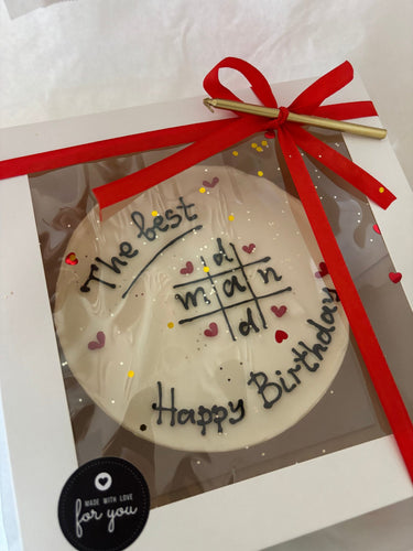 Кръгла бяла торта с рисунка, брокат и панделки, надпис 'The best dad man Happy Birthday'