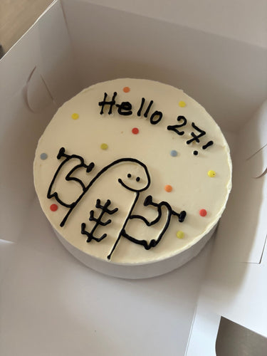 Кръгла бяла торта с рисунка и надпис 'Hello 27!'