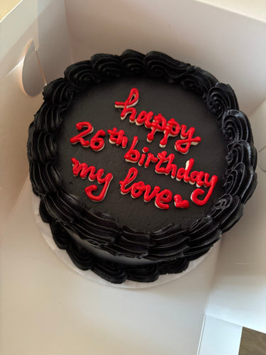 Кръгла черна торта с кремав кант и надпис happy 26th birthday my love