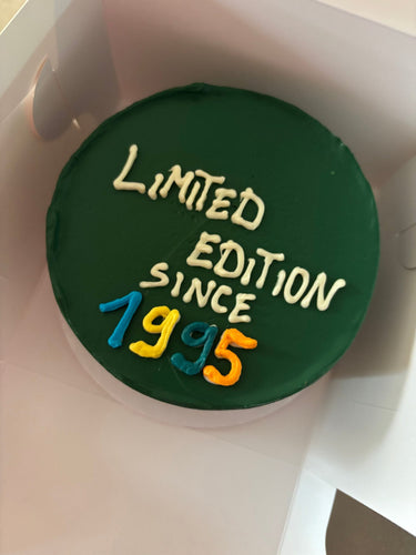 Кръгла зелена торта с надпис 'Limited Edition Since 1995'