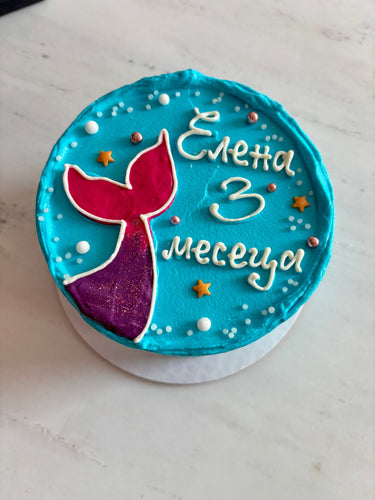 Кръгла синя торта с ръчна рисунка на русалка, брокат и декоративни перли.