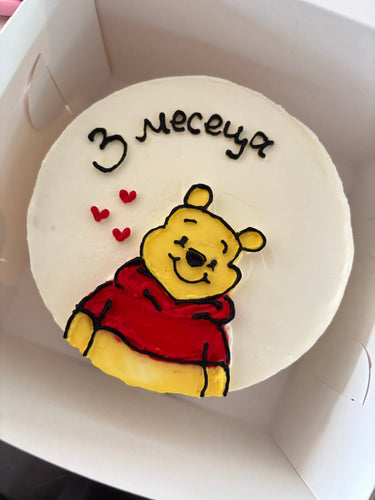 Кръгла бяла торта с рисунка на Мечо Пух за месечинка на бебе.